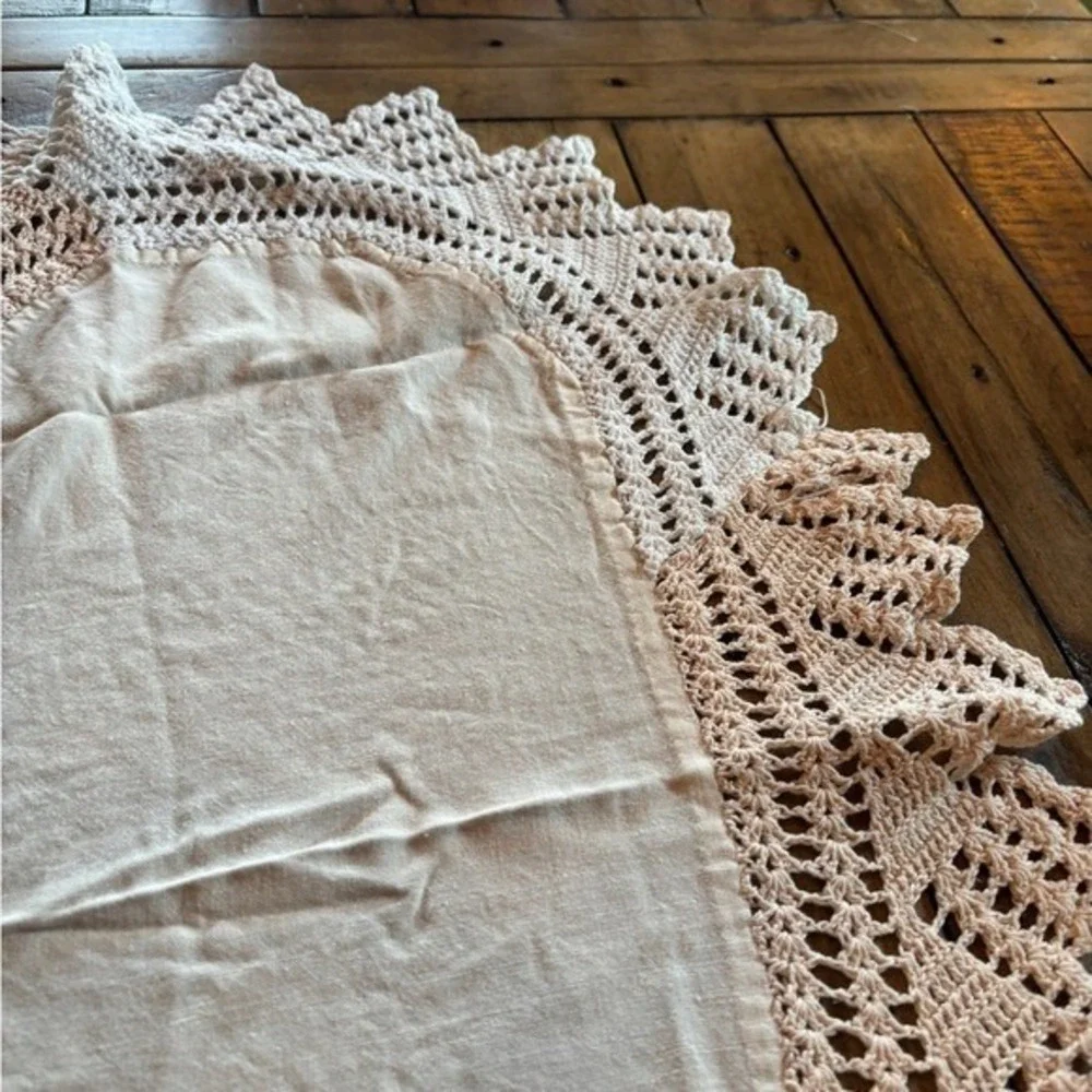 Vintage Blush Crochet Lace Oval Table Runner Cottagecore‎ Boho Coastal Granny